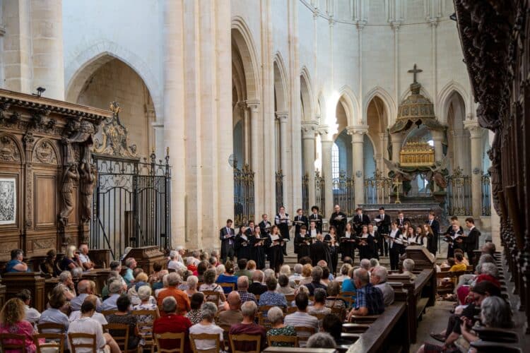 2023-09-08-pontigny-oxford-2023-09-08-pontigny-concert oxford-120_1500_1000 Choir of St Edmund Hall performing at Pontigny Abbey.